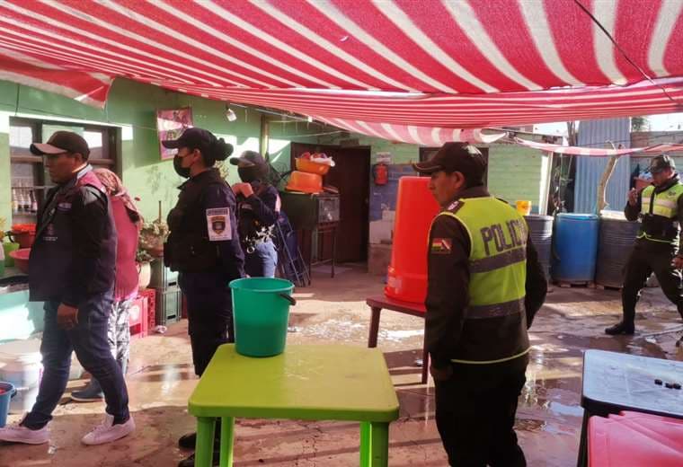 Arrestan a 30 personas en operativo de las 'chicherías mañaneras' en Cochabamba