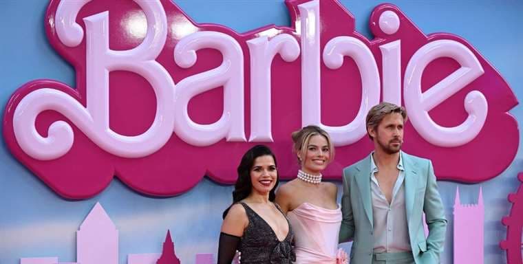 Los actores America Ferrara, Margot Robbie y Ryan Gosling en el estreno de Barbie