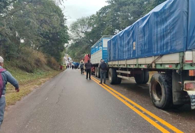 Pobladores de El Torno bloquean la ruta por segundo día exigiendo control en la explotación de áridos
