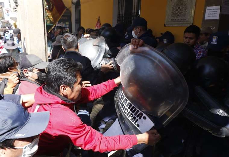 Tensión y enfrentamientos en la Alcaldía de Cochabamba por demandas incumplidas