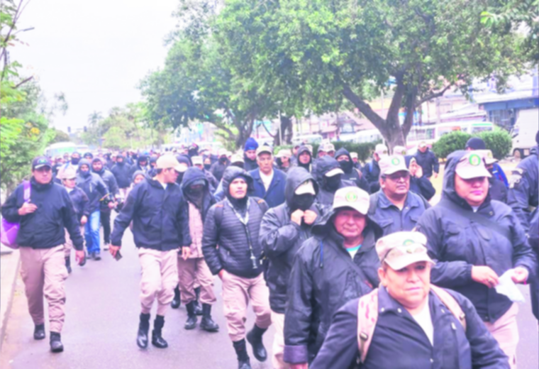 Gendarmes exigen derechos laborales y reincorporación de 49 efectivos a sus cargos