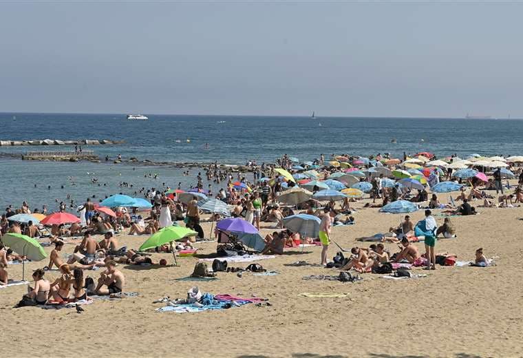 El mar alcanza temperatura récord en una España agobiada por el calor