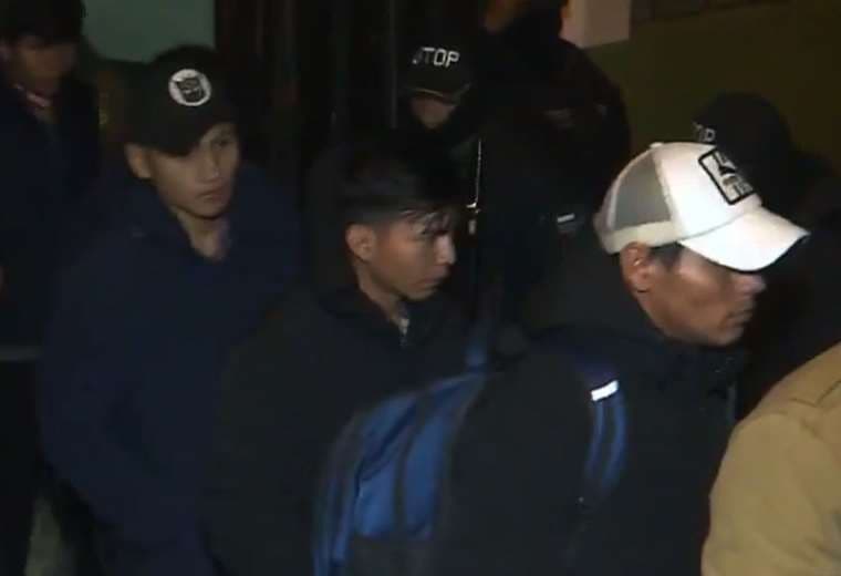 Policía traslada a Cobija a los detenidos por minería ilegal