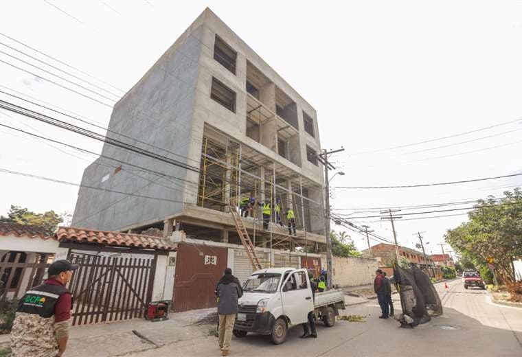 Alcaldía cruceña demuele una obra en construcción en barrio La Morita 