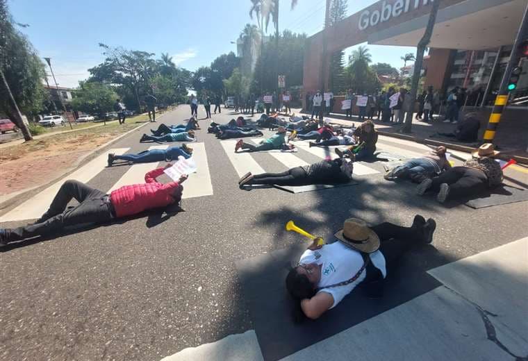 Con una alfombra humana protestan los trabajadores del hospital San Juan de Dios frente a la Gobernación