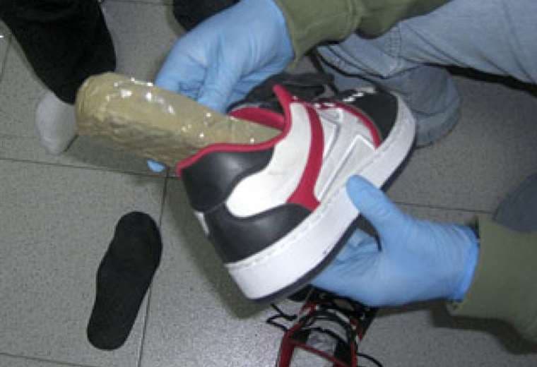 Detienen a traficante que intentaba llevar 50 cápsulas de cocaína ocultas en zapatillas deportivas hacia Chile