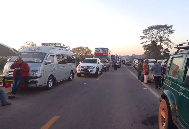 Transportistas bloquean rutas al Beni y al norte cruceño en demanda de construcción de tramos carreteros 