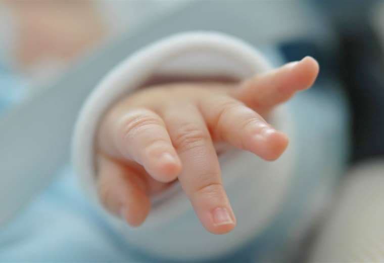 Un bebé está en terapia intensiva por intoxicación; sus padres le dieron cuatro biberones de mates naturales
