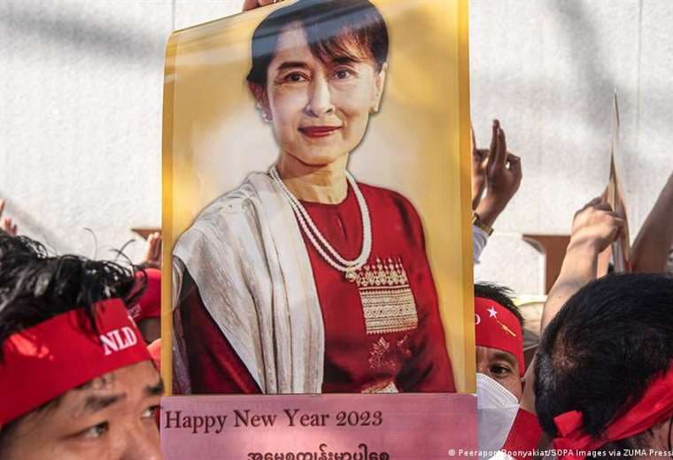 Junta militar de Birmania saca a Aung San Suu Kyi de prisión