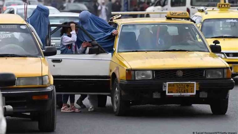 Afganistán: ¿no más taxis para mujeres sin burkas?