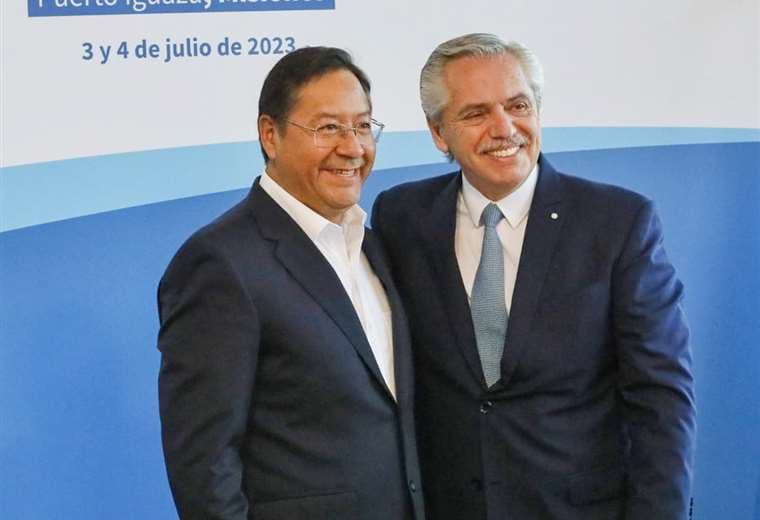 Arce y Fernández tras la firma del tratado
