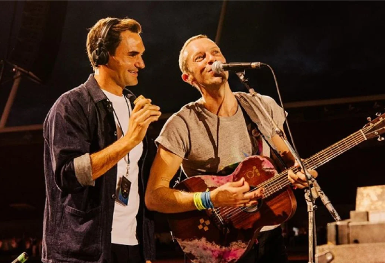 Roger Federer acompaña a Coldplay en el escenario y causa furor