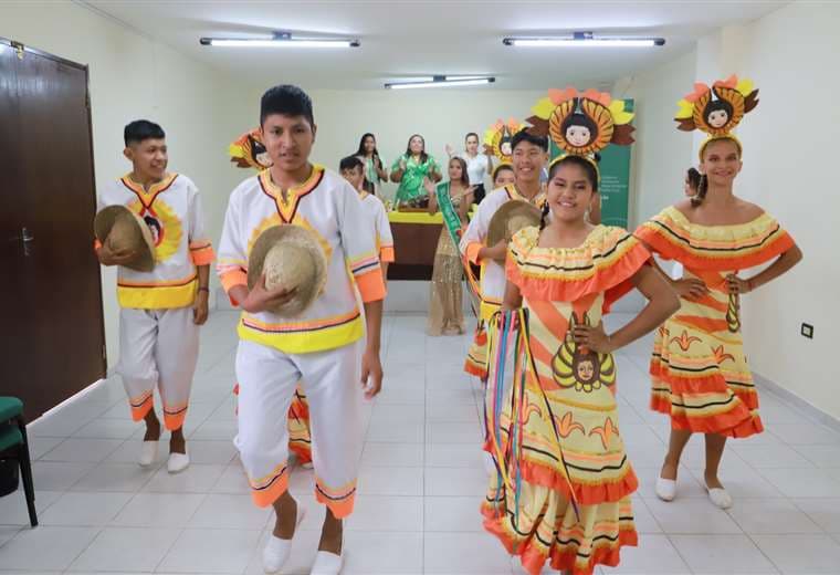 Un grupo de bailarines visitaron la Gobernación / Foto: GSC