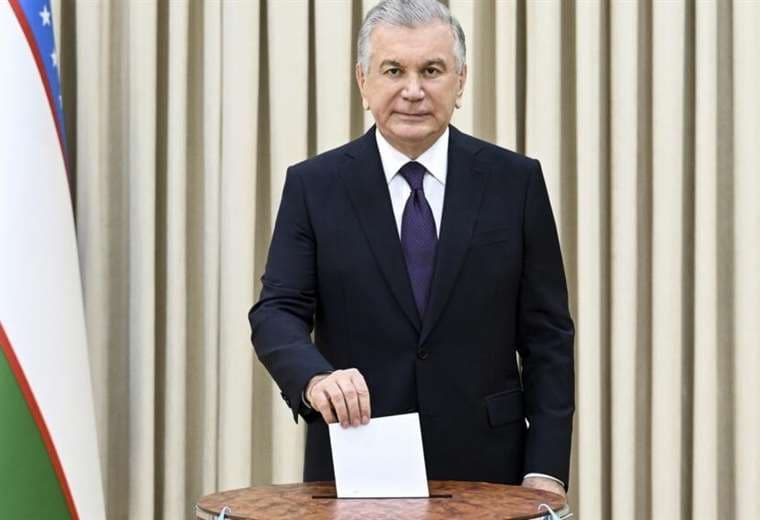 Uzbekistán vota en unas elecciones con el presidente saliente como máximo favorito