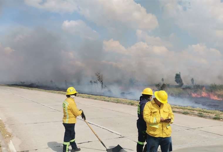Reportan incendio de magnitud cerca de la pista de aterrizaje del aeropuerto Viru Viru