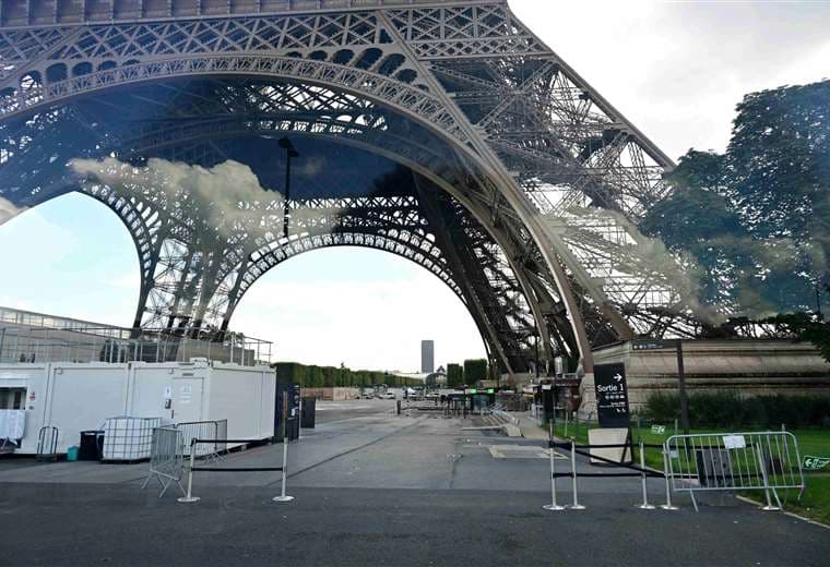 La policía francesa evacúa la Torre Eiffel tras aviso de bomba