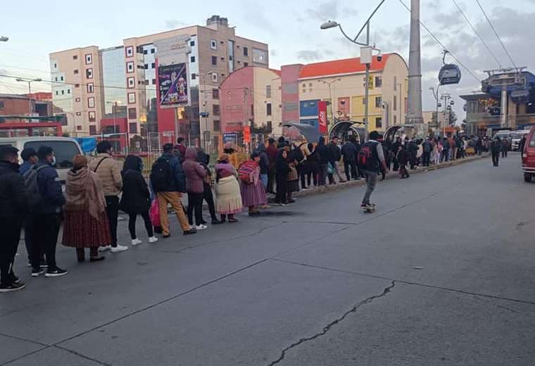 Choferes paralizan El Alto en demanda de incremento de pasaje