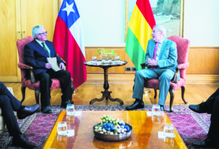 El canciller chileno recibe en Santiago al nuevo cónsul de Bolivia