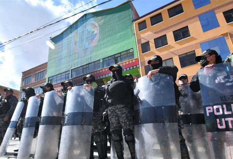 La Policía ahora impide el paso al mercado ilegal (Foto: APG Noticias) 