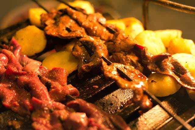 El anticucho lidera el ranking de los 10 mejores platos bolivianos en Taste Atlas