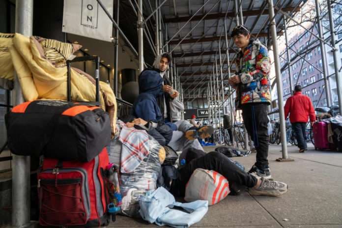 "No hay espacio", centenares de migrantes esperan un alojamiento en Nueva York