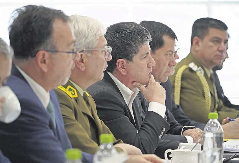 El subsecretario del Interior de Chile junto a autoridades diplomáticas y de la PDI