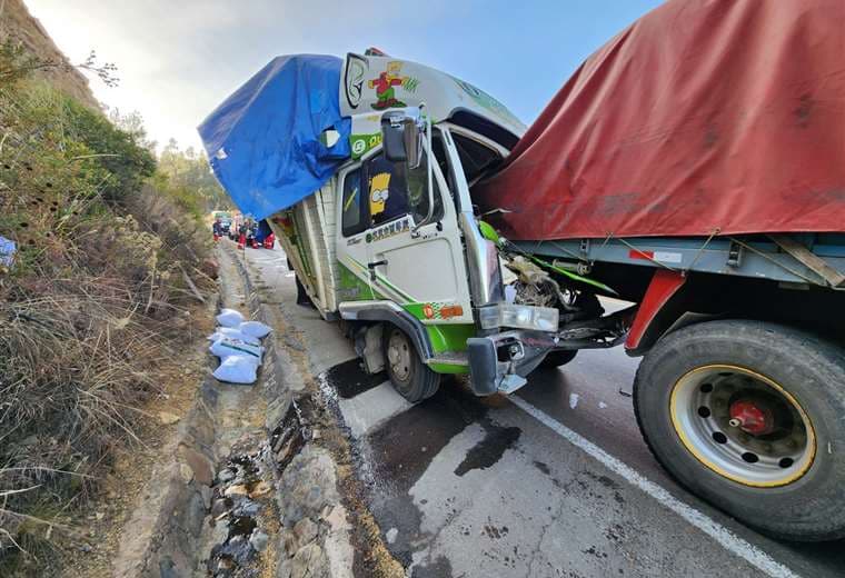 Choque entre dos camiones en la ruta Cochabamba-Santa Cruz se cobra la vida de un chofer 