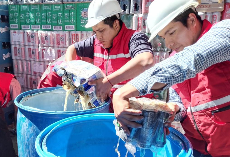 Bebidas destruidas por funcionarios de Aduana Nacional. 