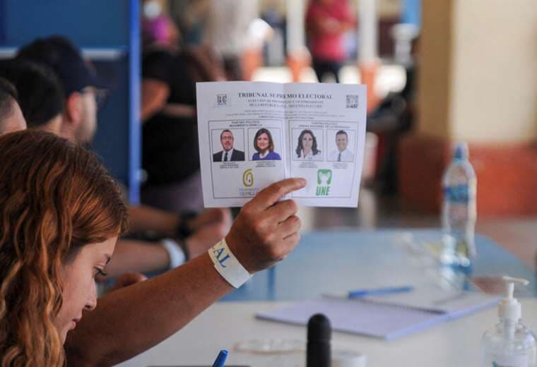 Guatemala: cierran los centros de votación y empieza el escrutinio del balotaje