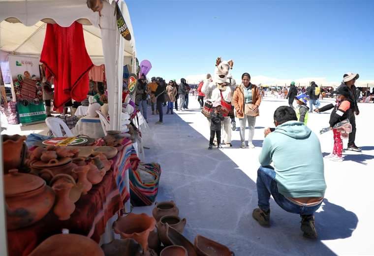 Feria turística en el salar de Uyuni. Foto: MDPyEP