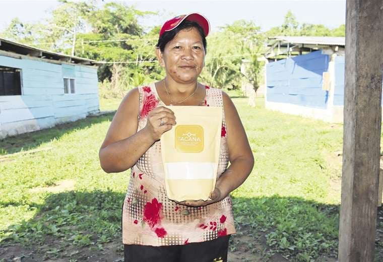Roxana Áñez sostiene el envase de la harina de banano con la marca Tacana