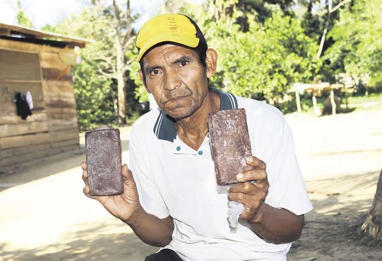 Norberto agarra dos barras de chocolate puro en la comunidad indígena de Altamarani