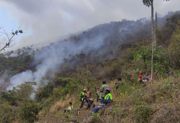 Desde hace una semana, Chicaloma es el tercer pueblo que combate al fuego en Los Yungas