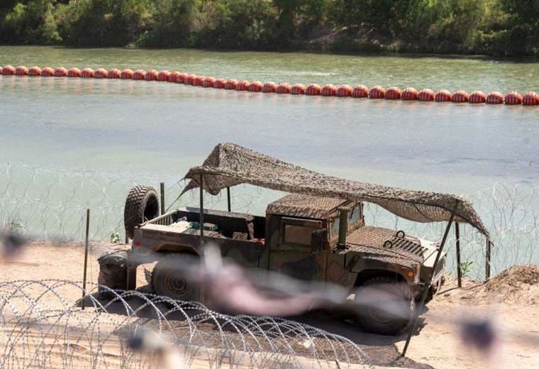 Encuentran una persona muerta atrapada en las boyas que Texas instaló en el río Bravo para frenar a los migrantes