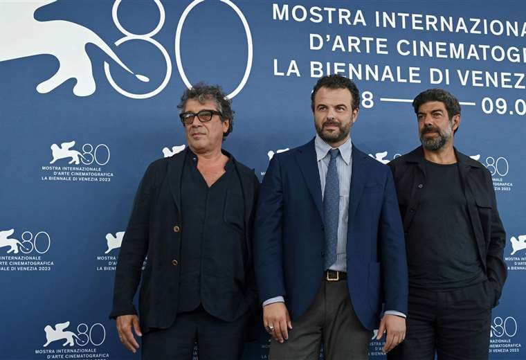 Sandro Veronesi, Edoardo De Angelis, Pierfrancesco Favino, de la película "Comandante"/AFP