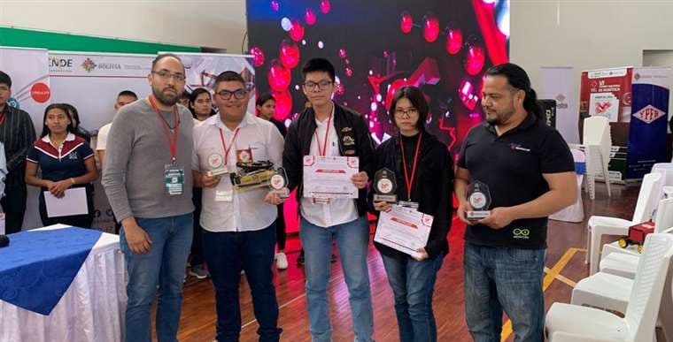 Estudiantes cruceños son premiados en torneo de robótica con récord de puntuación
