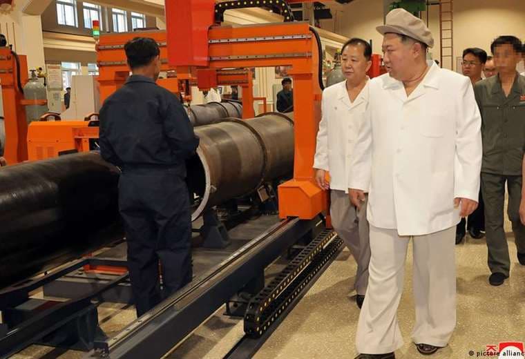 Kim Jong-un pide incrementar la producción armamentística