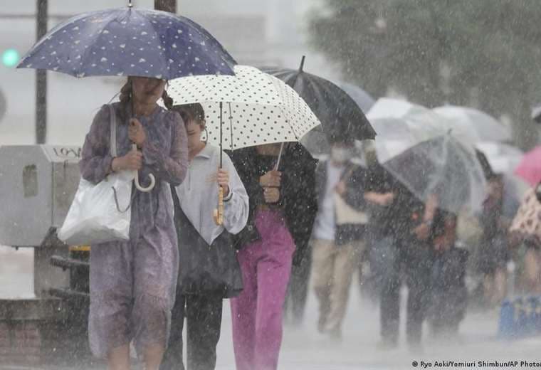 Miles de evacuados en Japón por tifón y alteración en el transporte