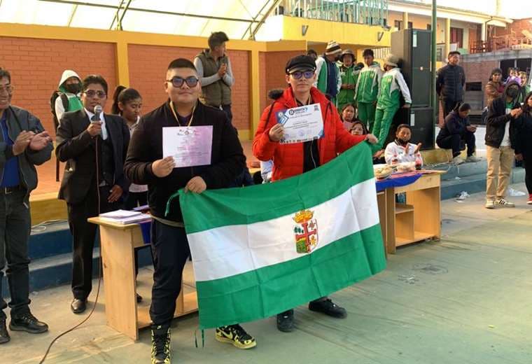 Los hermanos wang en la Olimpiada Boliviana de Ciencia y Tecnología.