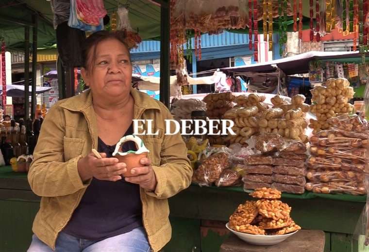 Celsa Céspedes vende jaleas y tablillas de miel caña en Cotoca / Foto: Miguel Surubí