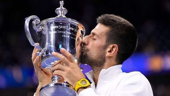 Djokovic con el trofeo del US Open 2023. AFP