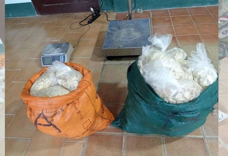 Dos sujetos huyen de la Policía y dejan en el patio de una vivienda dos bolsas de yute con más de 45 kilos de droga