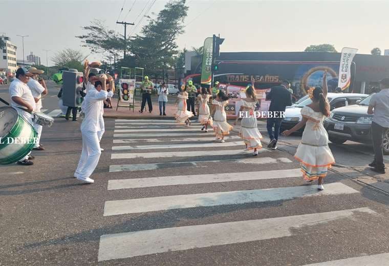 Con danzas típicas y tamborita, Tránsito realiza campaña de prevención vial y seguridad a conductores 