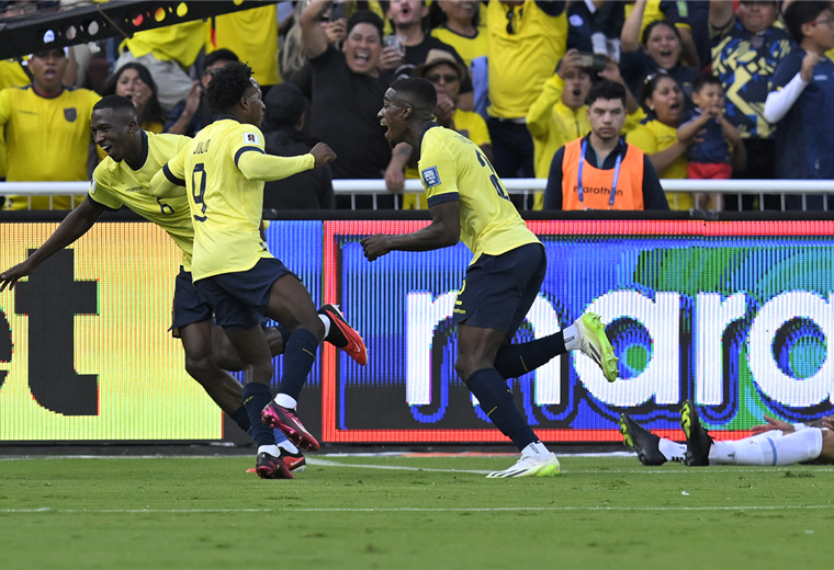 Jugadores de Ecuador celebran triunfo ante Uruguay. Foto. AFP