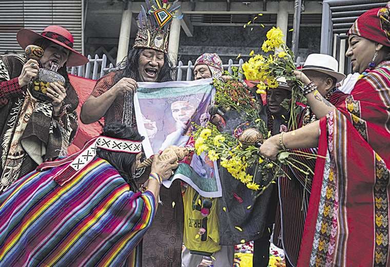 Los chamanes realizan sus ritos para tratar de ayudar a Perú ante Brasil/AFP