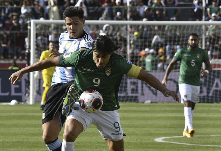 El boliviano Marcelo Martins soporta la marca de un rival. Foto. AFP
