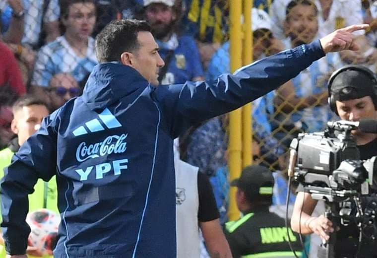 Scaloni dando instrucciones en el Hernando Siles. Foto: AFP