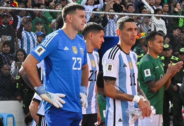 'Dibu' Martínez y Ángel Di María, jugadores de la selección argentina. AFP
