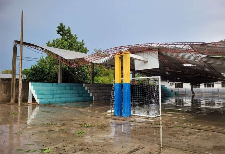 Vientos huracanados arrancan techos en Puerto Quijarro y en Corumbá muere un niño tras ser alcanzado por la estructura de una cancha deportiva 