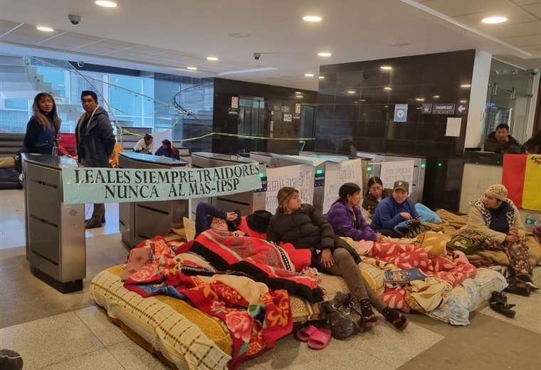 Los diputados evistas cumplen una huelga de hambre en la planta baja del Legislativo